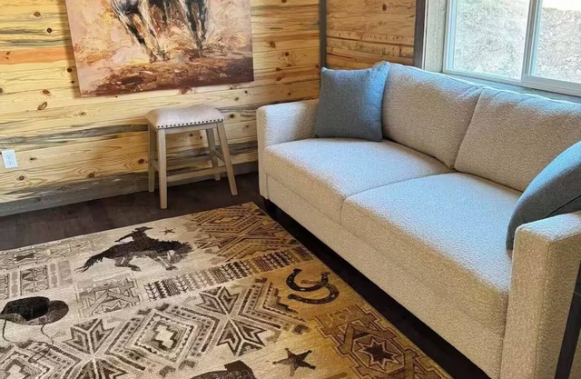 Cozy cabin in charming Niarada with AC, WiFi