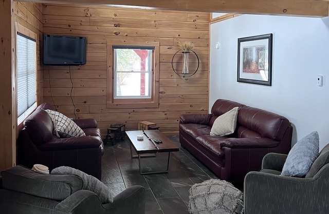 Cozy Cabin in city limits
