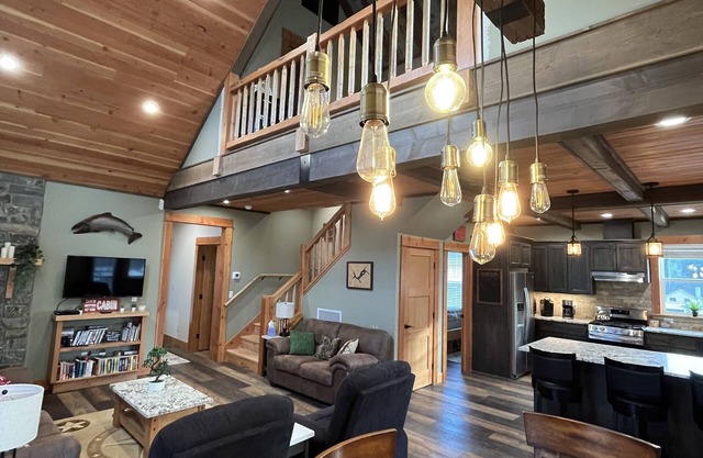 Cozy cabin in Detroit. 6 minute walk to Detroit Marina. Full kitchen amenities.