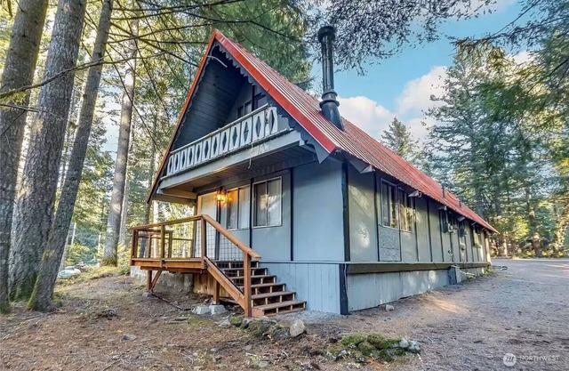 Cozy cabin in enchanting Packwood with AC, WiFi