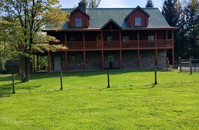 Cozy cabin in Honey Brook,PA with hot tub, jacuzzi, large outdoor deck and more!