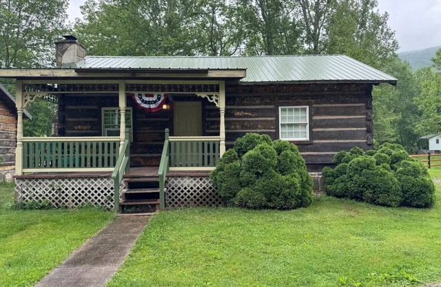 Cozy cabin in lovely Seneca Rocks WV with WiFi, smart TVs and jucuzzi tub