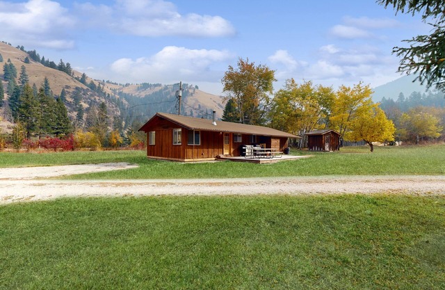 Cozy cabin in pastoral setting w/wood stove, mountain views, walk to river