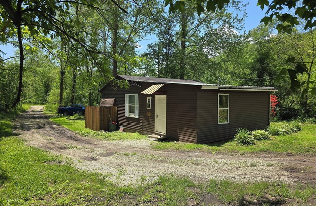 Cozy cabin in peaceful Glouster with WiFi, AC, Very Quiet in a beautiful area.