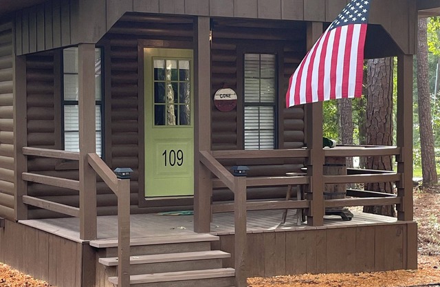 Cozy cabin in pleasant Brewton with AC, WiFi, and fire pit.