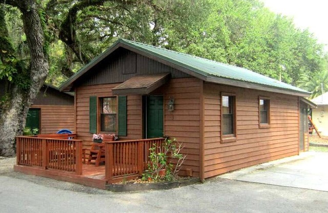 Cozy Cabin in riverfront resort