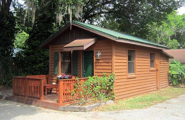 Cozy Cabin in riverfront resort