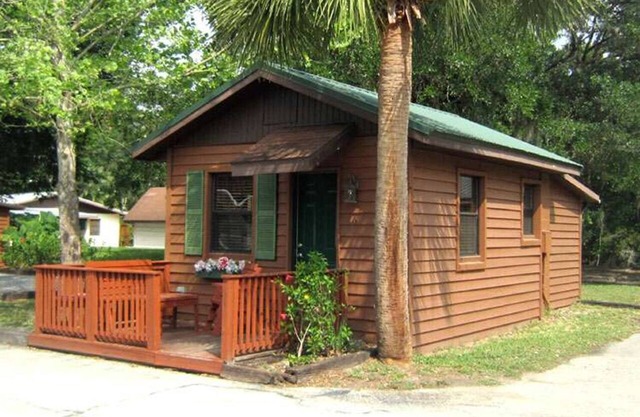 Cozy Cabin in riverfront resort