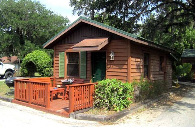 Cozy Cabin in riverfront resort