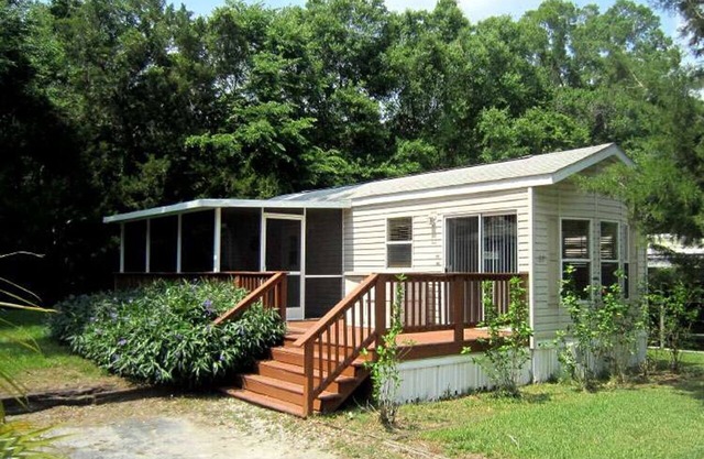 Cozy Cabin in riverfront resort