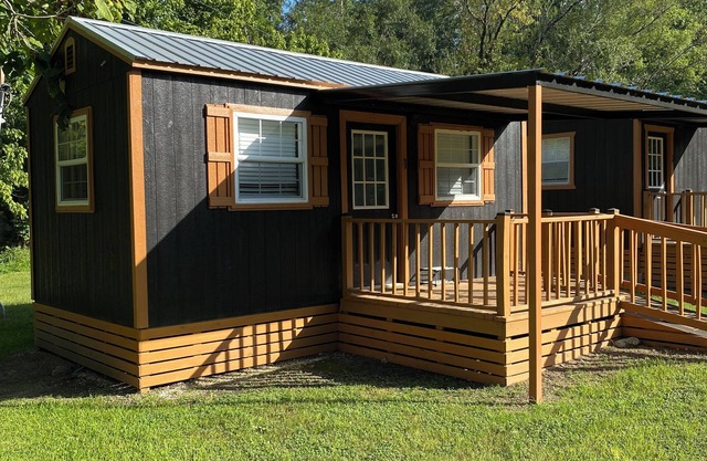 Cozy cabin in serene Point Blank with fitness room and Hottub