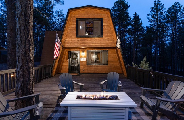 Cozy Cabin in the forest! One hour drive to the Grand Canyon South Entrance!