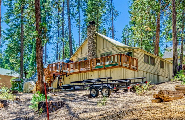 Cozy cabin in the trees with deck, grill, wood-burning fireplace, WiFi, & W/D
