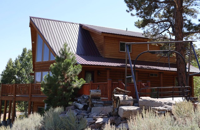 Cozy cabin in the woods with fishing and hiking close by