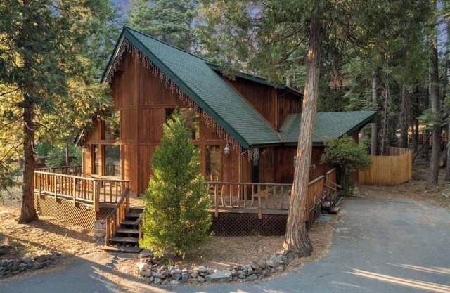 Cozy Cabin in the Woods with Comforts, Hot Tub, Walk to Lake