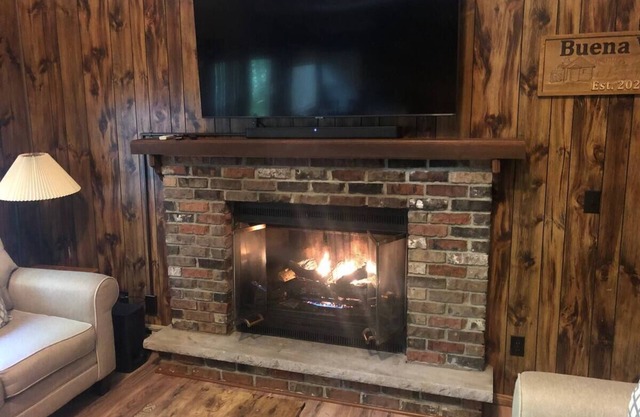 Cozy Cabin in tranquil, wooded, 4 season community!