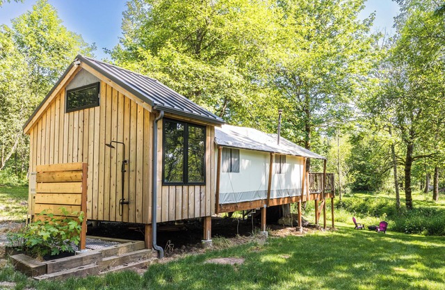 Cozy cabin in welcoming Duvall with WiFi