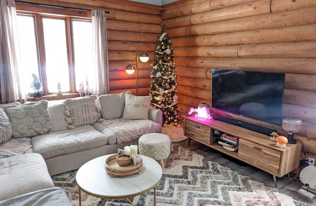 Cozy Cabin Inn w/ Private Hot Tub, Fire Pit + close to Golf, Trails, Waterfalls
