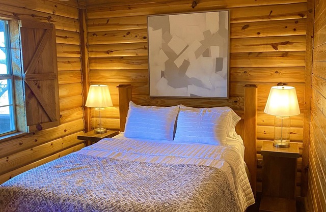 Cozy Cabin, Jacuzzi Tub, Kitchenette, Screened in Porch, Mountain Views.