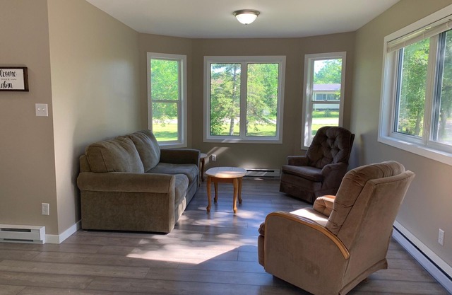 Cozy cabin just a few minutes walk from St. Malo Provincial Park & Beach!
