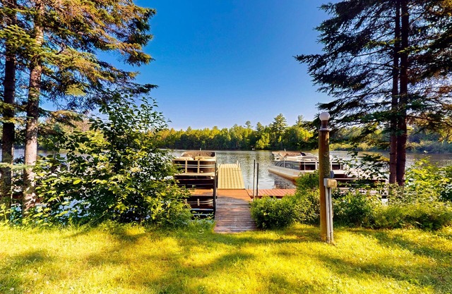Cozy Cabin located on the Turtle Flambeau Flowage, great for all seasons!