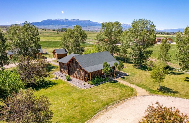 Cozy Cabin Located on the Southfork- classic log cabin, wonderful location