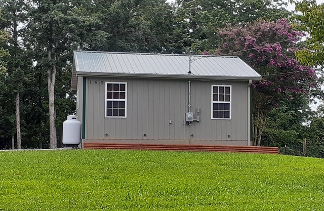 Cozy cabin minutes from Lake Cumberland with room for your boat.
