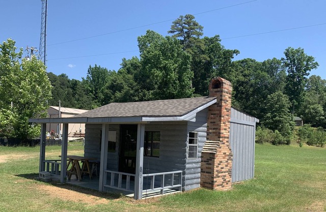Cozy cabin minutes from lake
