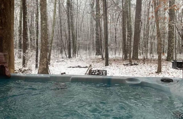 Cozy cabin near DeSoto and Little River with private hot tub!