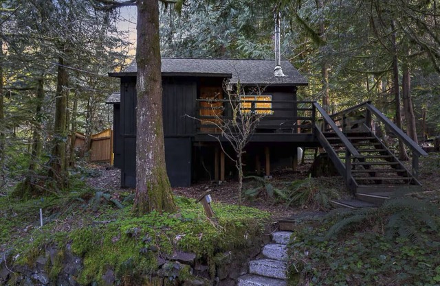 Cozy Cabin near Mt Hood with Hot Tub