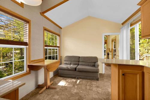 Cozy Cabin Near Sandwich Glass Museum, Massachusetts
