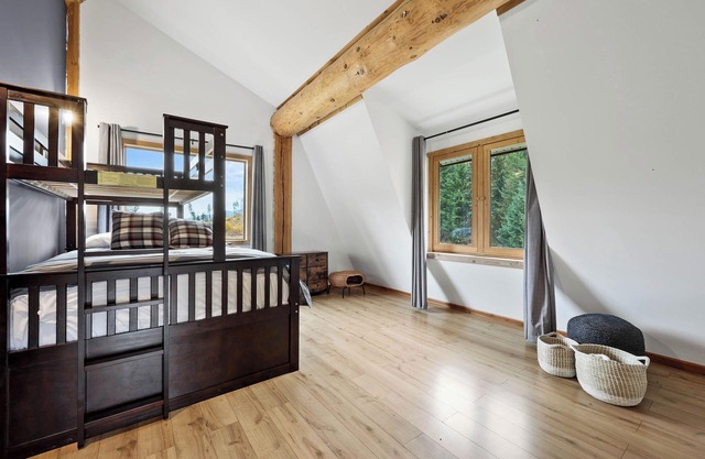 Cozy Cabin on 77 acres with Private Lake - Pet Friendly!