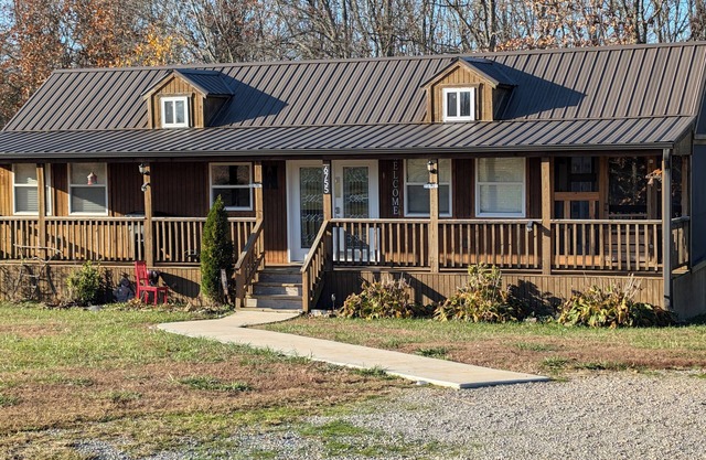 Cozy Cabin on 80 acres in The Ozarks, very unique!