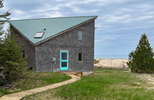 Cozy cabin on Donegal Bay with a great view of the night sky-pets welcome!