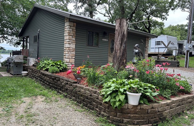 Cozy cabin on lake sakatah, ol time resort.