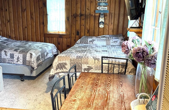 Cozy cabin on lakeside with free dock space and amazing swimming beach