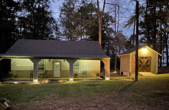 Cozy Cabin on Sam Rayburn (Dog Friendly)