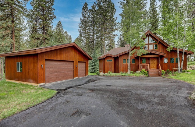Cozy cabin on the GOLF course in New Meadows Idaho~in the heart of recreation