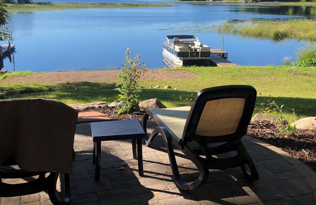 Cozy cabin on the shores of Shoot 'n' Holler Bay