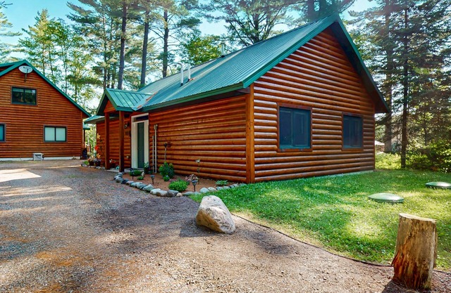 Cozy Cabin on the Turtle Flambeau Flowage, great for all seasons!