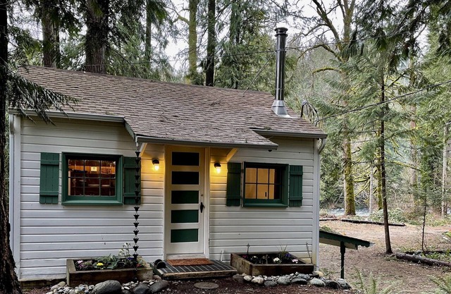 Cozy cabin on the Cedar River