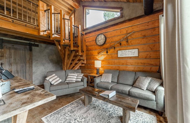 Cozy cabin outside Glacier National Park. Private hot tub + pet-friendly!