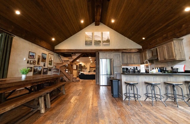 Cozy cabin outside Glacier National Park. Private hot tub + pet-friendly!