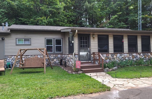 Cozy cabin outside of Land 'O Lakes -on snowmobile/UTV trail near Cisco Chain