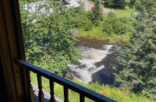 Beautiful retreat over looking the waterfall on the Connecticut River
