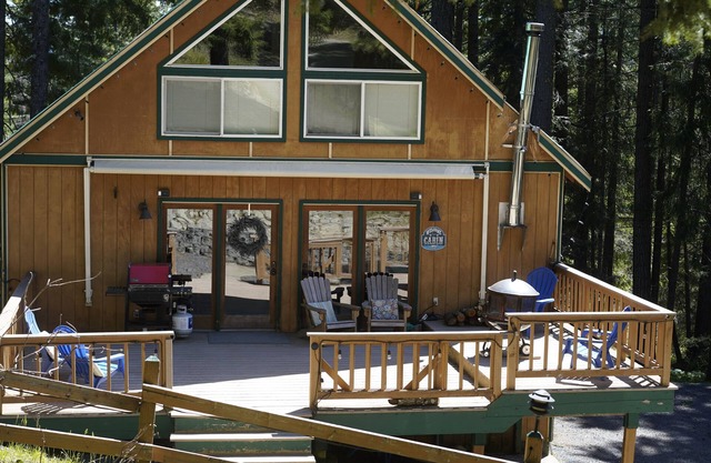Hütte im Wald 3 Schlafzimmer, 2 Bäder, 8 Schlafplätze WiFi | Whirlpool | Deck | Airhockey