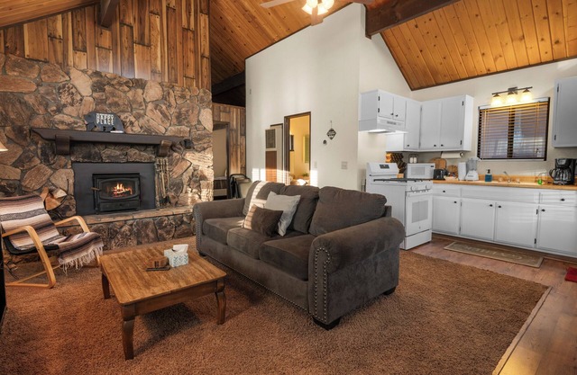 Cozy Cabin - Quiet Area, Fireplace, Smart TV, Fenced Yard