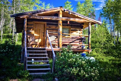 Cozy Cabin Rental with Vintage Claw Tub near Steamboat Springs, Colorado