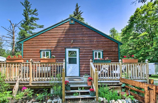Cozy Cabin Retreat ~ 2 Mi to White Mountain Skiing