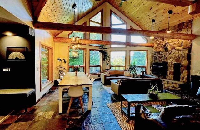 Cozy Cabin Retreat - Close to lakes, hiking trails. Pet-Friendly, w hot tub